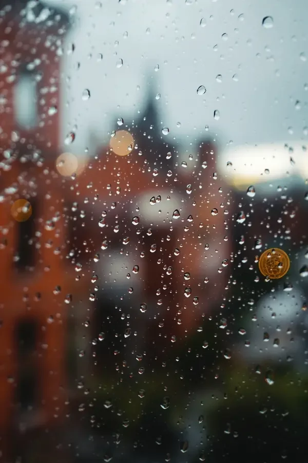 欧美色影院《半城烟雨》剧照，砖红色调雨窗特写